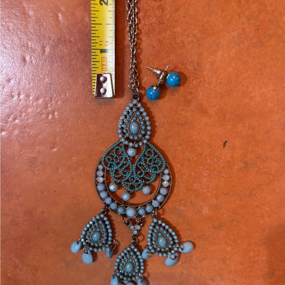 **Bohemian style turquoise pendant necklace w matching stud earrings.Perfect 
>